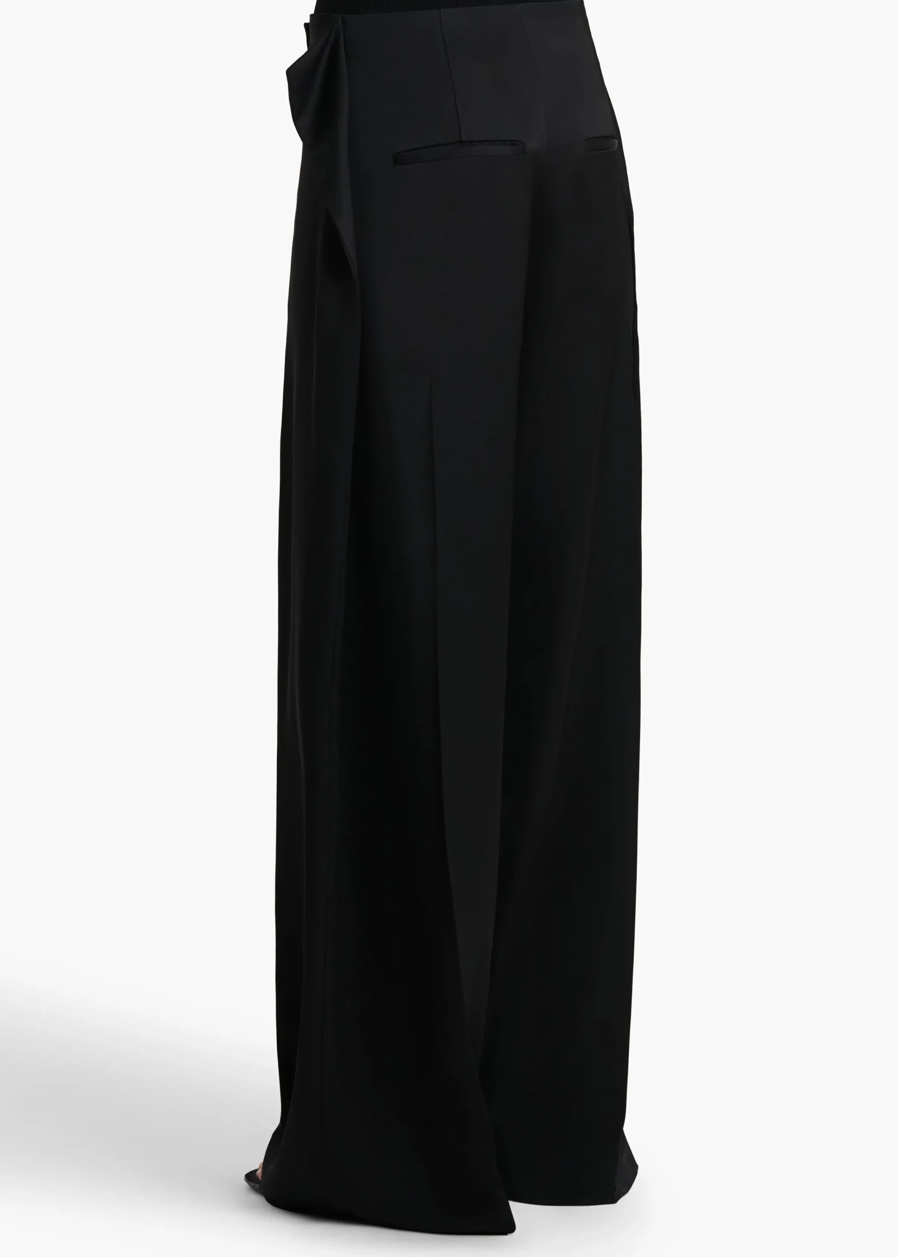 Ila Pant in|Khaite Discount